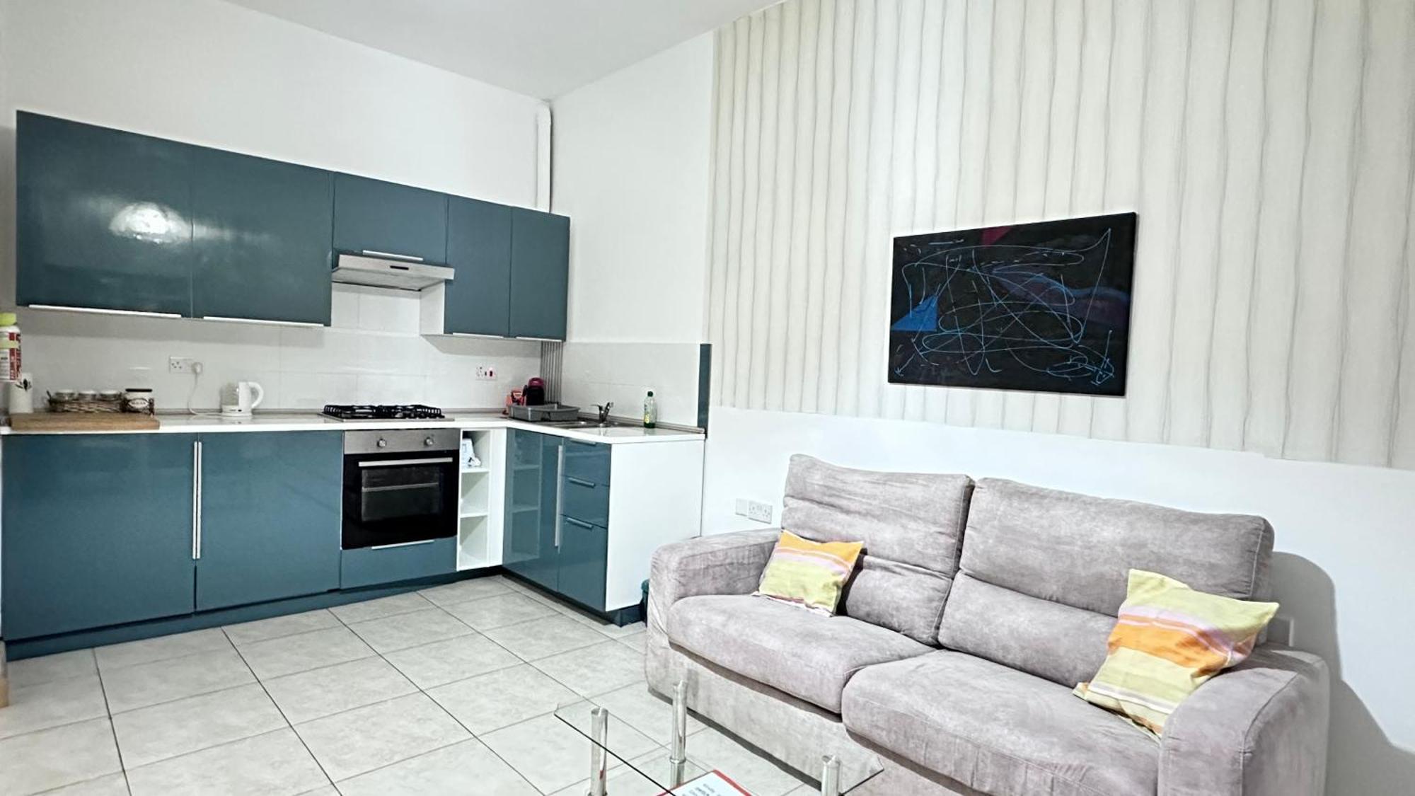 Centrally Located 1 Sea Eats And Bus Right In Front * St Paul's Bay