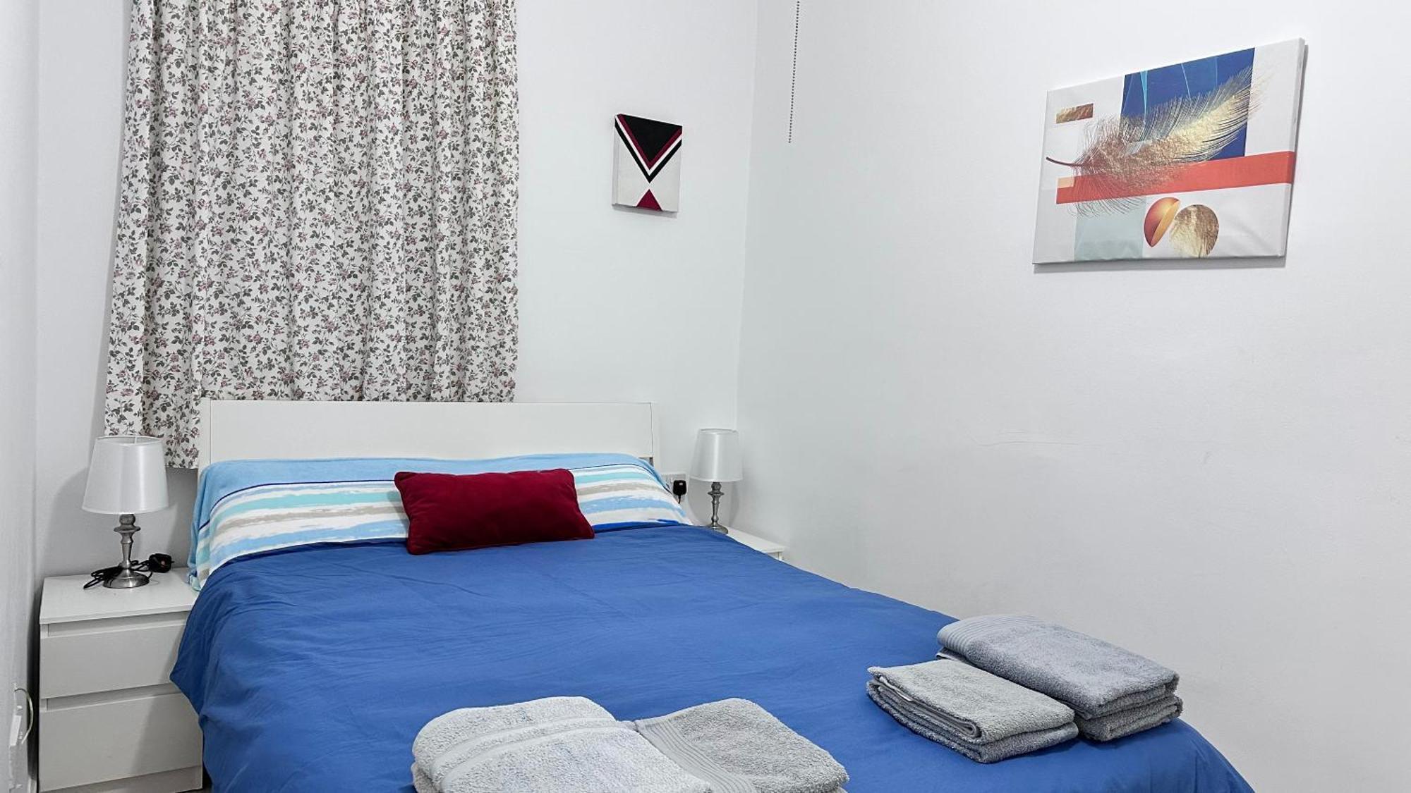 Centrally Located 1 Sea Eats And Bus Right In Front Appartement